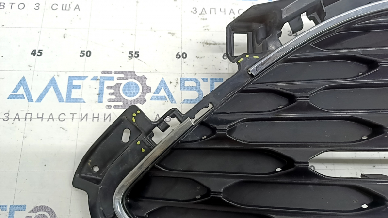 Radiator grille Ford Escape MK4 20-22 mesh black gloss, chrome frame, missing chrome fragment, cracked mount, broken mount