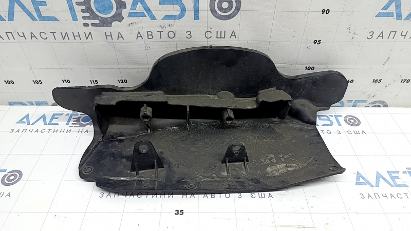 The lower control arm lining under the rear left spring of the Audi A6 C8 19-25 is worn out