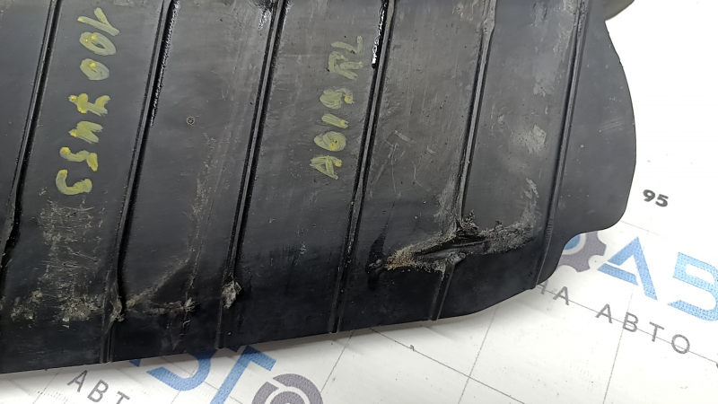 The lower control arm lining under the rear left spring of the Audi A6 C8 19-25 is worn out