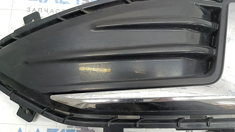 Left front bumper grille for Ford Edge 22-24 without fog lights, gloss black with chrome molding, chips