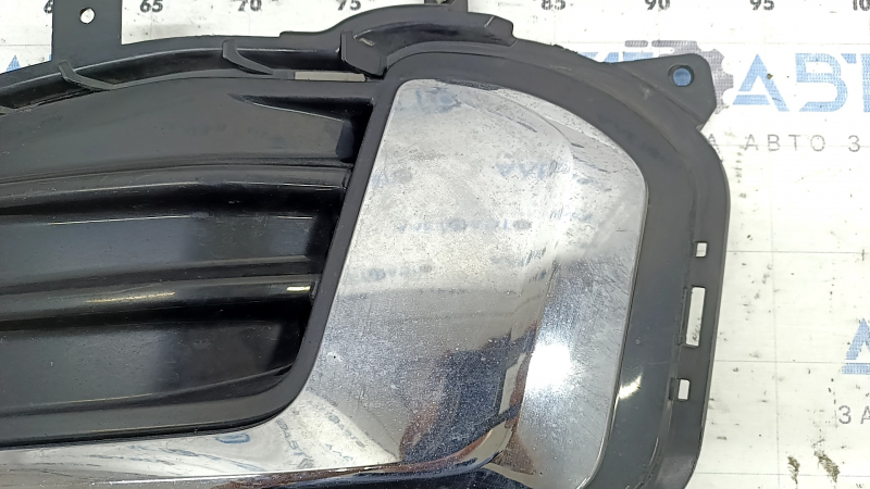 Left front bumper grille for Ford Edge 22-24 without fog lights, gloss black with chrome molding, chips