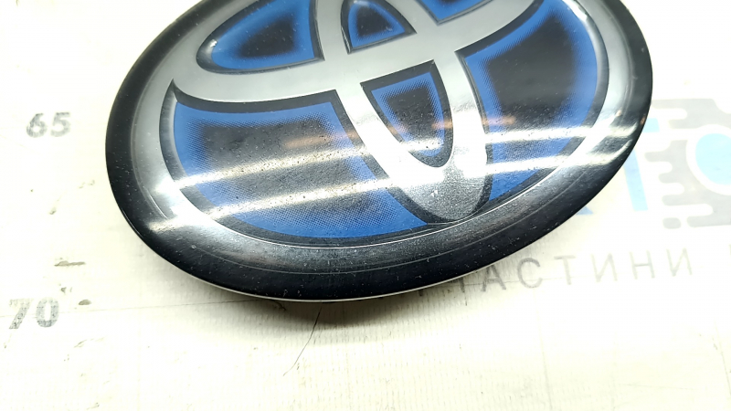Front radiator grille emblem Toyota Venza 21-24 under radar, sand