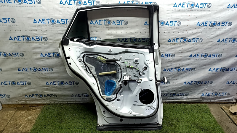 Door assembly rear left Toyota Venza 21-24 white 070, keyless, butt