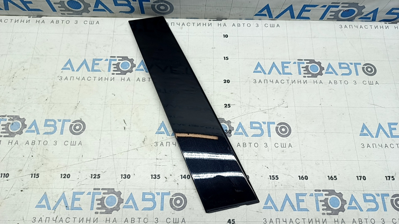 Toyota Venza 21-24 front right side door trim scratches