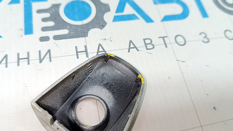 The plug of the outer handle, front left, Subaru Forester 25-26, the fasteners are broken