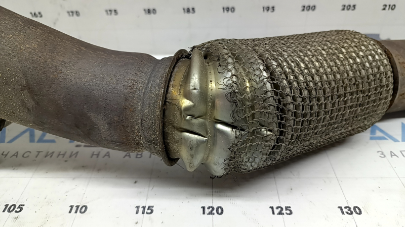 Jeep Grand Cherokee WL 22-26 PHEV exhaust pipe, torn mesh, dented corrugation
