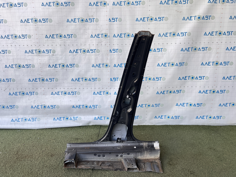 The right center pillar of the Infiniti QX50 19-25 was sawed off.