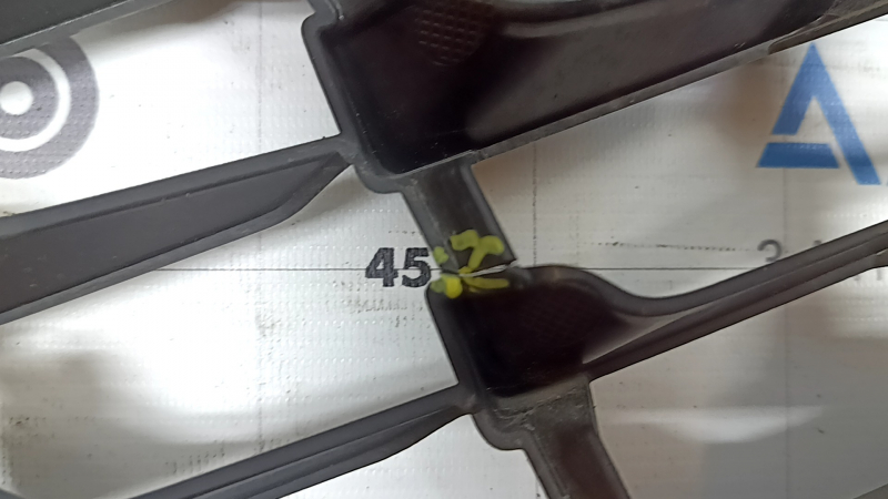 Radiator grill Ford Escape MK4 23-26 structure, with emblem, cracks on the grill