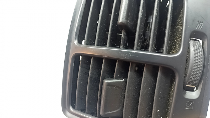 Ford Escape MK3 13-19 center console air vent deflector black, scratched