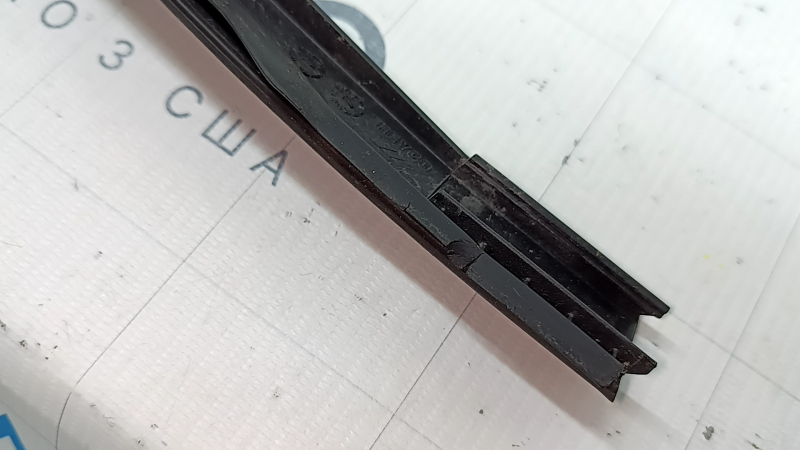 Left windshield molding BMW X3 G01 18-24, seal has dried out, glue is stuck, scratch