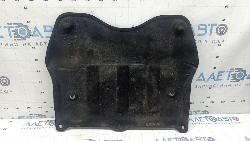The rear engine guard of the Ford Escape MK3 17-19 is worn out