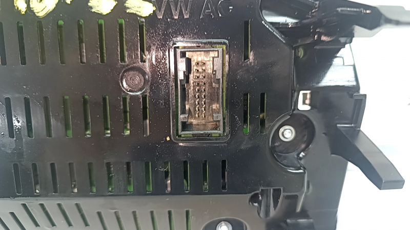 Instrument cluster VW Tiguan 22-24 digital, 33k, chipped glass fragment