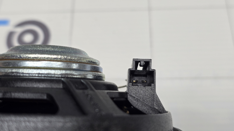 The front panel central speaker of the Audi A6 C7 12-18 Bose is crushed
