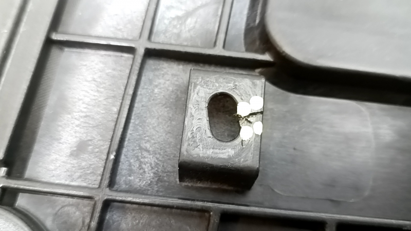 Rear right window lift mechanism Kia Niro 17-22 crack in the mount