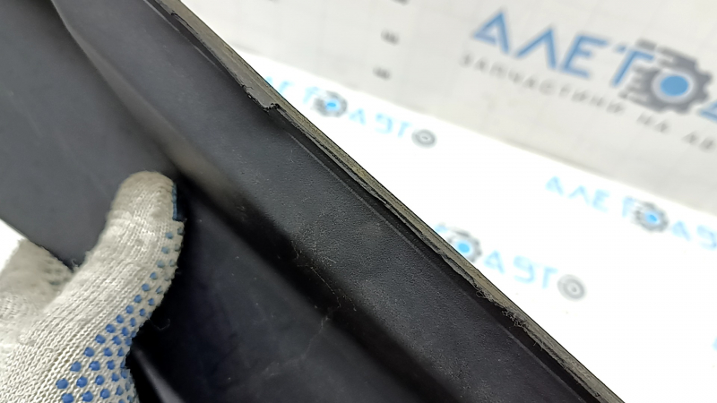 The hood-wing seal, left BMW X5 G05 19-26, has dried out