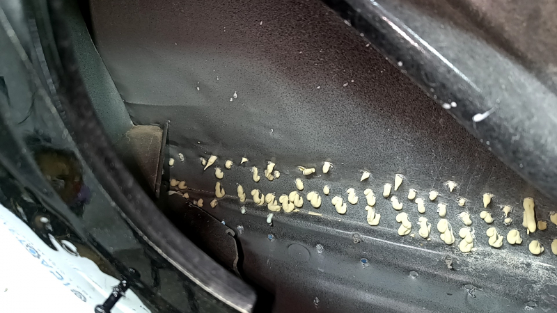 Bare rear right door of Audi Q5 80A 19-25 black LY9B, with a limiter and a limiter boot, after repair, the paint has swelled, the limiter insert is scrolling
