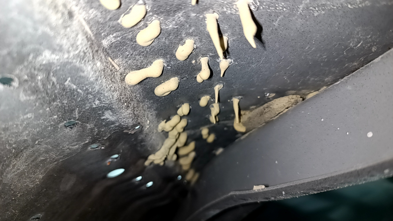 Bare rear right door of Audi Q5 80A 19-25 black LY9B, with a limiter and a limiter boot, after repair, the paint has swelled, the limiter insert is scrolling