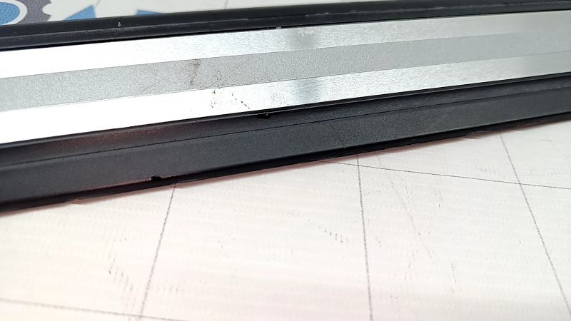 Outer front right door sill trim Audi Q5 80A 18-25 black with chrome, scratches, broken edges, scuffs, broken fastening