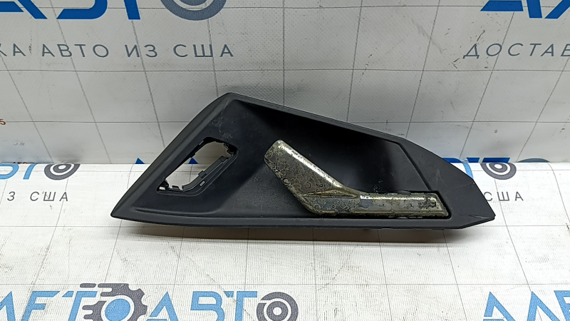 The inner front right door handle of the Audi A3 22-26 is chrome, scuffed