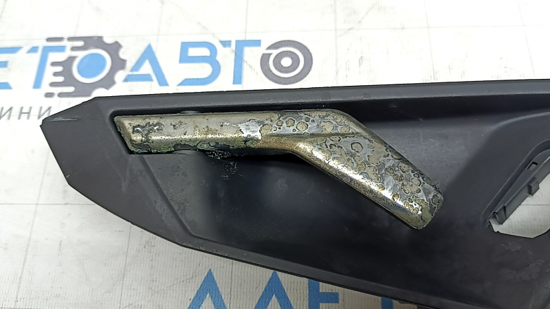 The inner front right door handle of the Audi A3 22-26 is chrome, scuffed