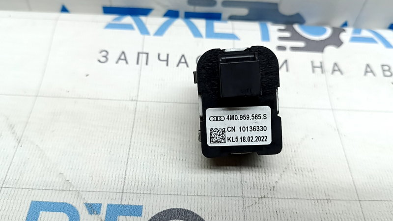 Audi A3 22-26 mirror controls: chrome is peeling, fasteners are broken, there are scratches