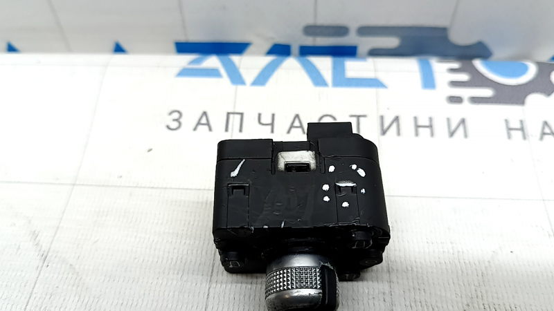 Audi A3 22-26 mirror controls: chrome is peeling, fasteners are broken, there are scratches
