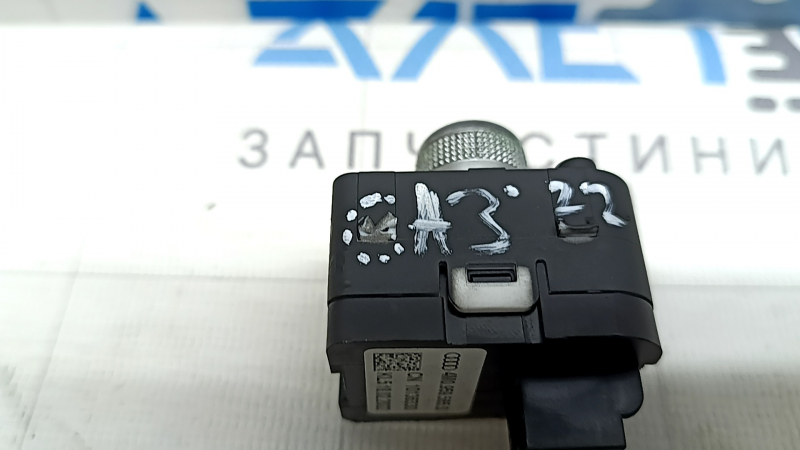 Audi A3 22-26 mirror controls: chrome is peeling, fasteners are broken, there are scratches