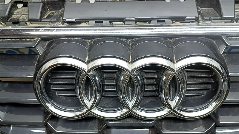 Radiator grill Audi A3 22-26 dark chrome, with emblem, scratches on chrome, crack on license plate mount
