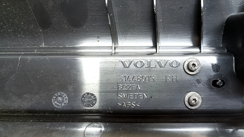 Front right door sill trim Volvo XC60 18-26 black with chrome insert, scratches, scratches on chrome