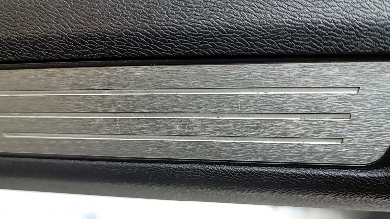 Front right door sill trim Volvo XC60 18-26 black with chrome insert, scratches, scratches on chrome