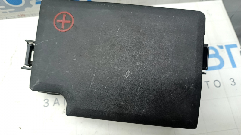 Kia Niro 17-19 HEV underhood fuse box cover scratches