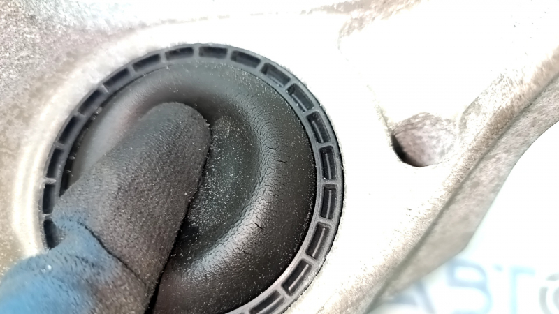 The right engine mount of a Honda Accord 18-22 2.0 hybrid is cracked.