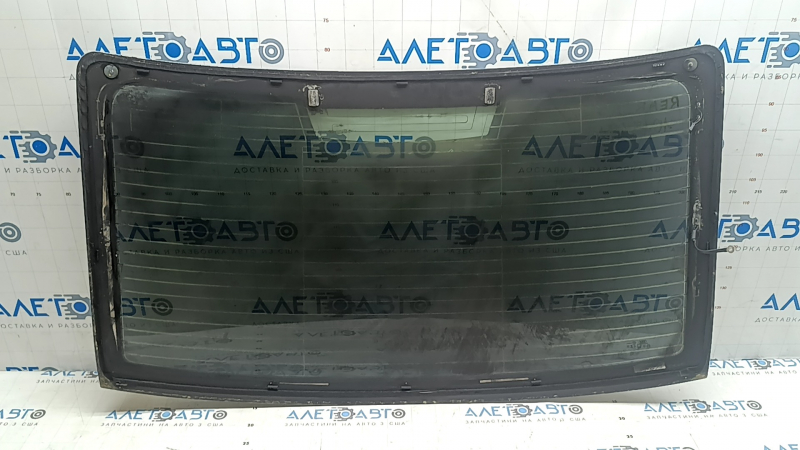 The rear window of the Audi A3 22-26 is covered in soot, the heating system is defective, and there is oxidation