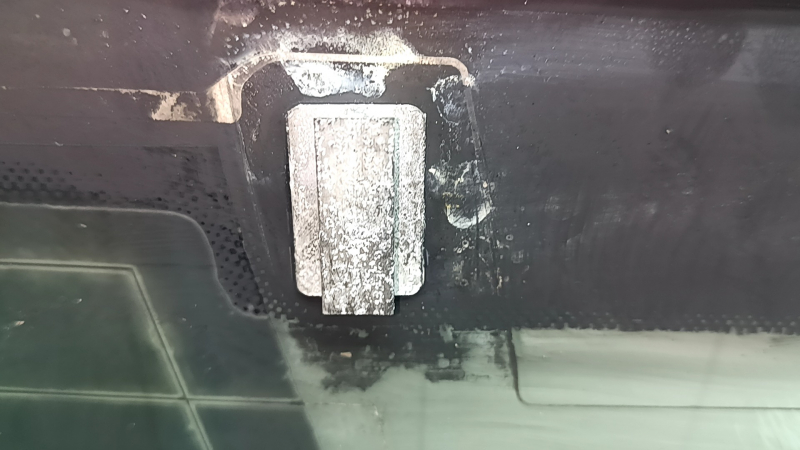 The rear window of the Audi A3 22-26 is covered in soot, the heating system is defective, and there is oxidation