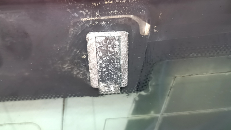 The rear window of the Audi A3 22-26 is covered in soot, the heating system is defective, and there is oxidation