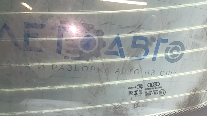 The rear window of the Audi A3 22-26 is covered in soot, the heating system is defective, and there is oxidation