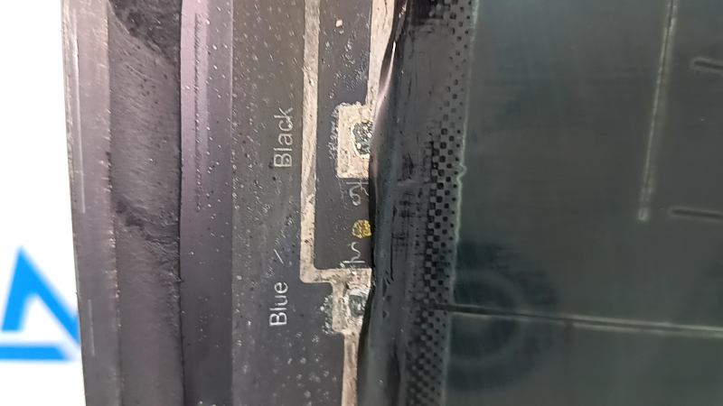 The rear window of the Audi A3 22-26 is covered in soot, the heating system is defective, and there is oxidation