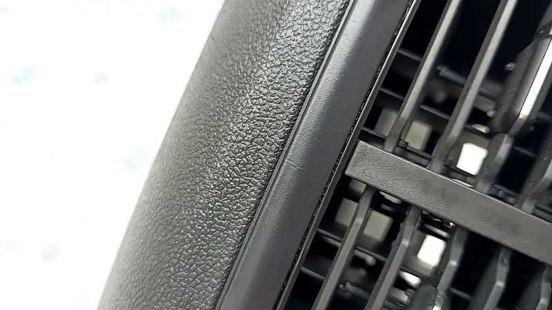 Center console trim with deflector VW Taos 22-25 black, scratches