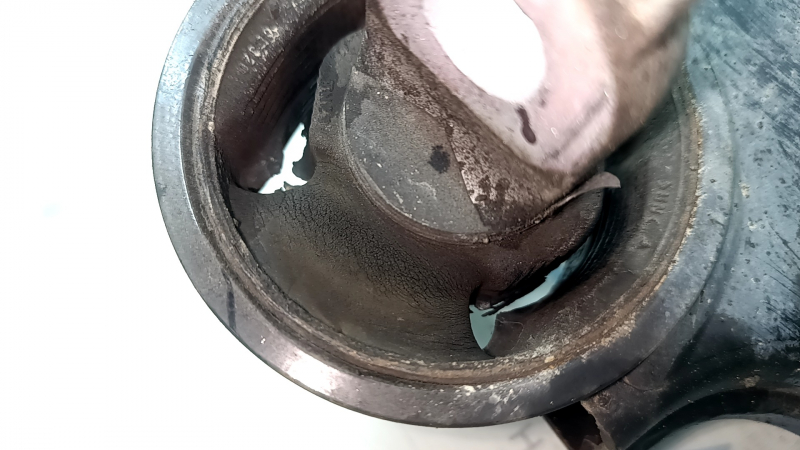 Toyota Highlander 20-26 rear right longitudinal control arm with microcracks