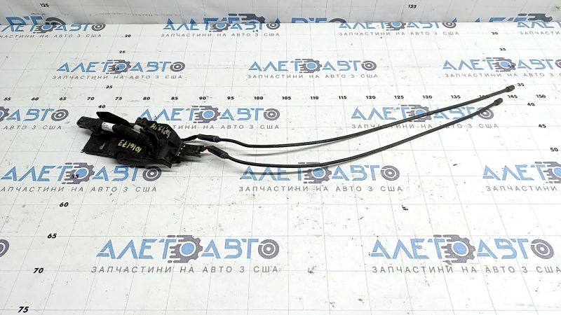 Foot-operated trunk opening sensor for Toyota Highlander 20-23 with a bracket for a towbar, the bracket is broken