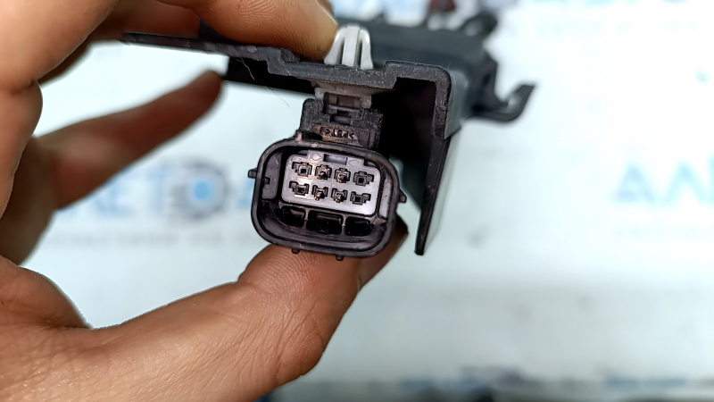 Foot-operated trunk opening sensor for Toyota Highlander 20-23 with a bracket for a towbar, the bracket is broken