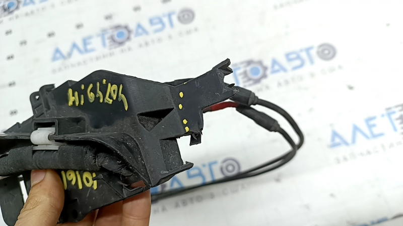Foot-operated trunk opening sensor for Toyota Highlander 20-23 with a bracket for a towbar, the bracket is broken