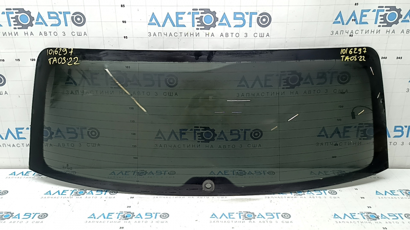 Rear window of the trunk door of VW Taos 22-25 tinted, corrosion of heating threads