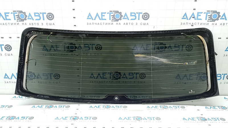 Rear window of the trunk door of VW Taos 22-25 tinted, corrosion of heating threads