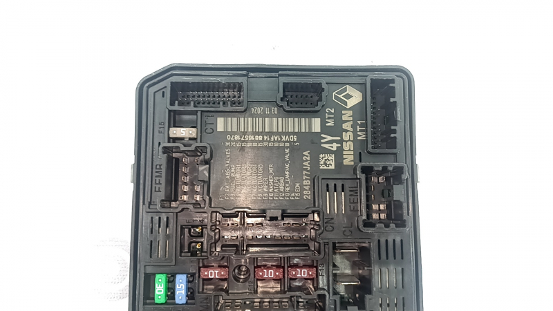 Nissan Murano underhood fuse box 25-26
