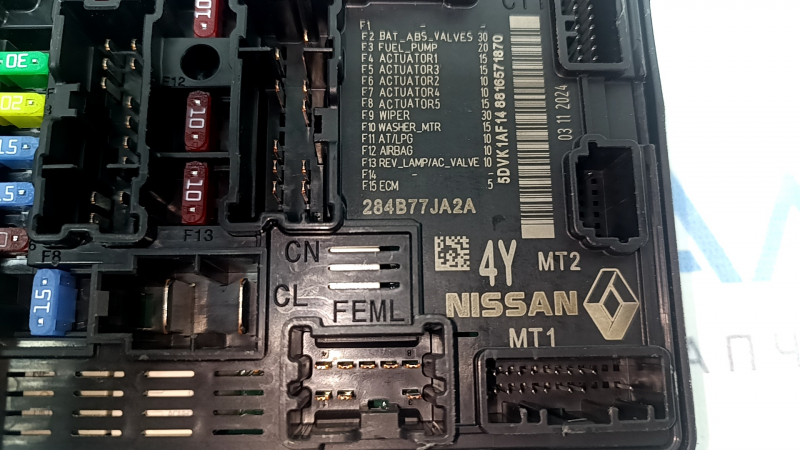 Nissan Murano underhood fuse box 25-26