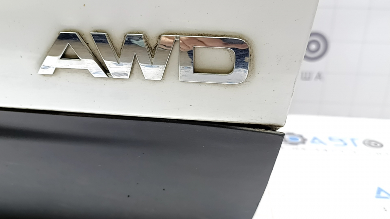 The front right door is bare, Kia Sorento 16-20 white SWP, there is a scratch on the handle, scratches on the chrome and trim, the molding fasteners are torn