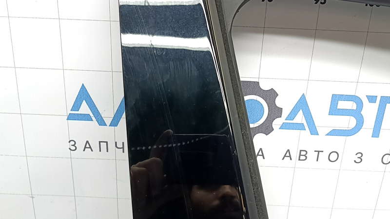 The front right door is bare, Kia Sorento 16-20 white SWP, there is a scratch on the handle, scratches on the chrome and trim, the molding fasteners are torn