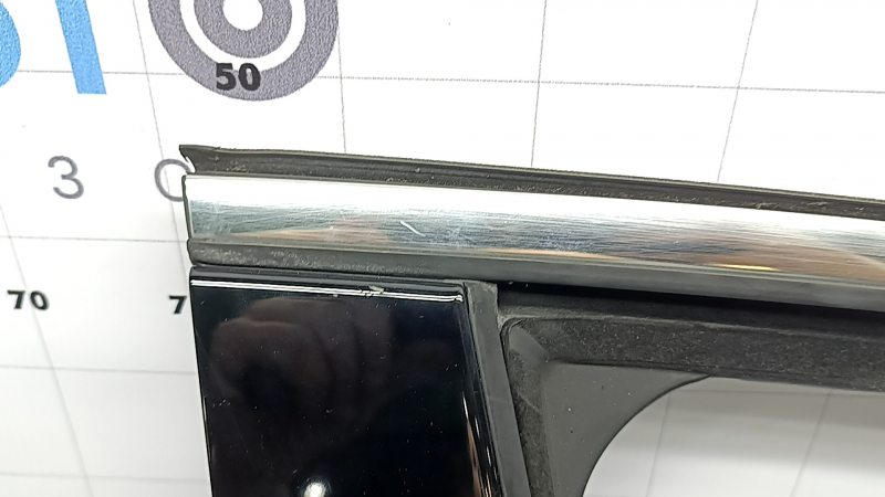 The front right door is bare, Kia Sorento 16-20 white SWP, there is a scratch on the handle, scratches on the chrome and trim, the molding fasteners are torn
