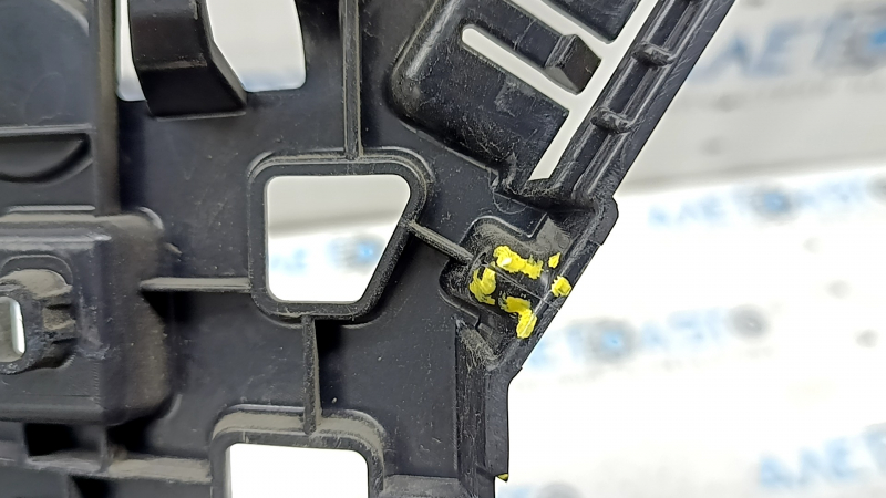 Right rear bumper mount Porsche Macan 15-21 crack in mount, mount broken